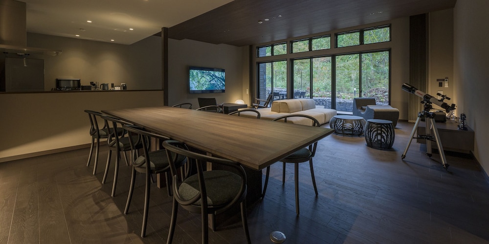 [B棟] 145平米/天然温泉, サウナ, テラス付き 客室内のダイニングエリア0 | Rakuten STAY VILLA 日光