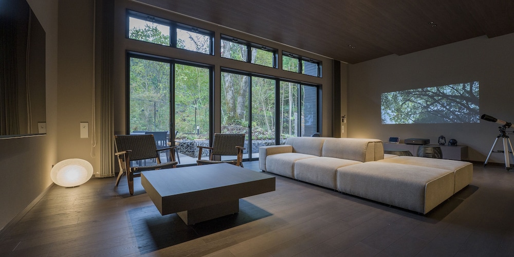 [B棟] 145平米/天然温泉, サウナ, テラス付き リビング エリア1 | Rakuten STAY VILLA 日光