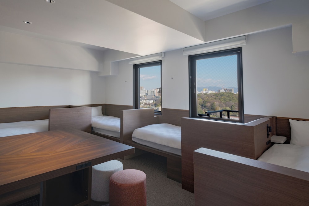 ファミリー 5 / 上層階 禁煙 客室3 | the b 大阪新世界