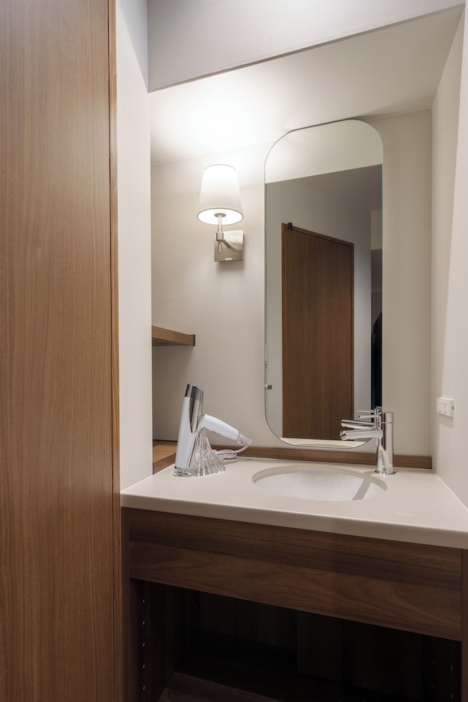 ファミリー 5 / 上層階 禁煙 バスルーム1 | the b 大阪新世界