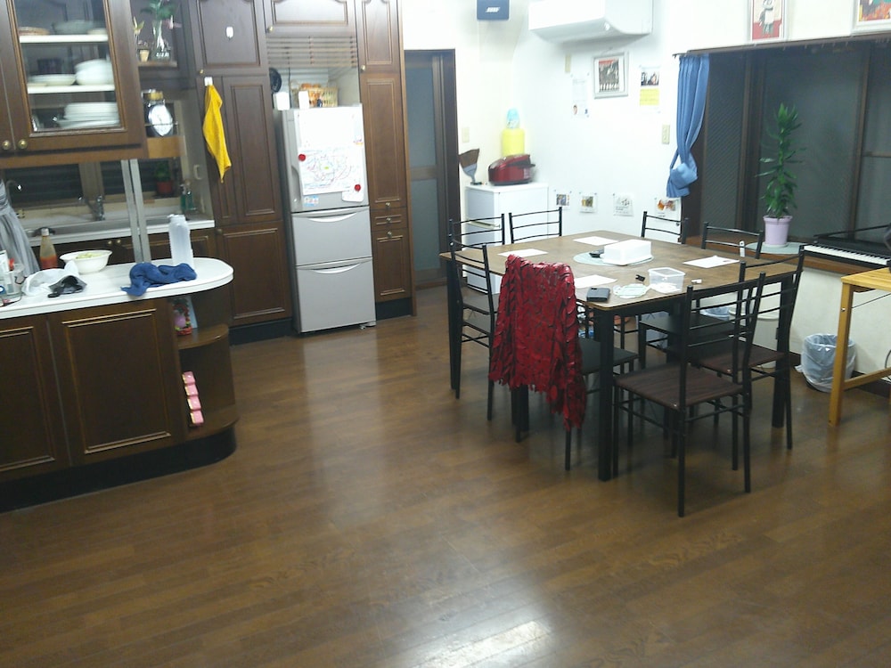 西新井駅から100mの好立地 定員5名ファミリールーム 禁煙 リビング エリア2 | GUEST HOUSE SAKAE