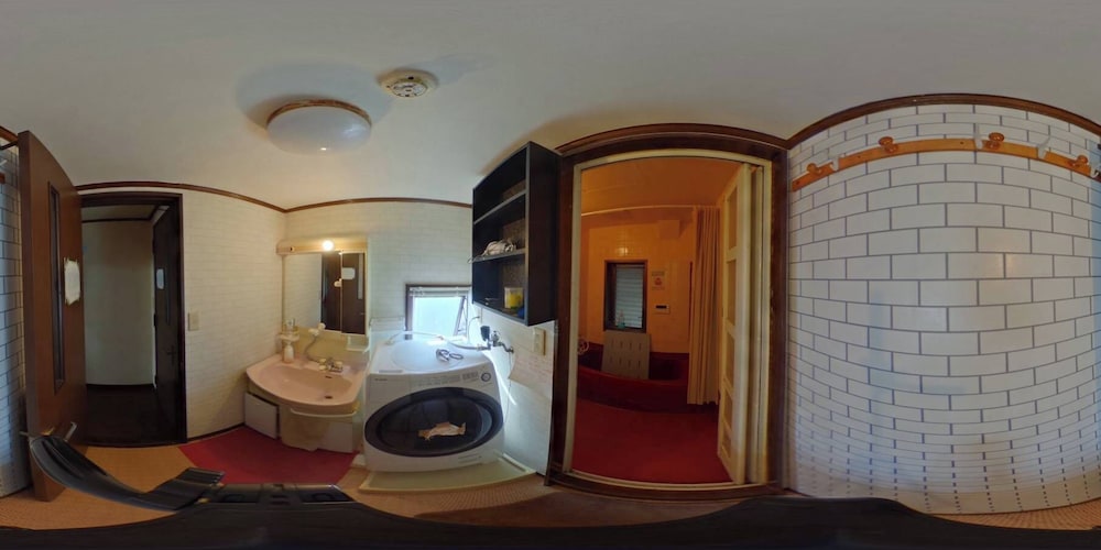 西新井駅から100mの好立地 定員5名ファミリールーム 禁煙 バスルーム1 | GUEST HOUSE SAKAE