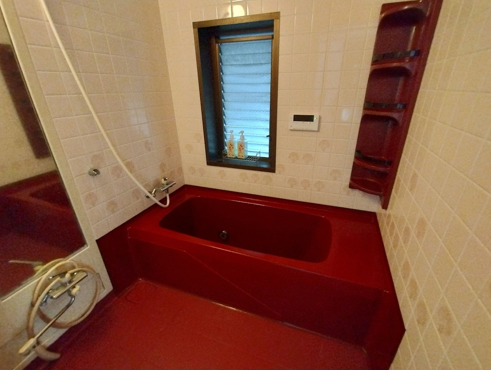 西新井駅から100mの好立地 定員5名ファミリールーム 禁煙 バスルーム0 | GUEST HOUSE SAKAE