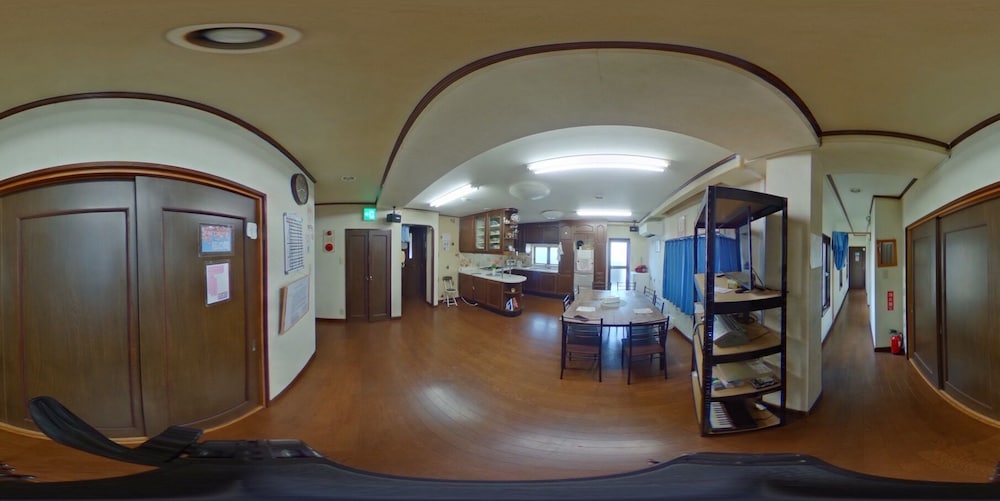 西新井駅から100mの好立地 定員5名ファミリールーム 禁煙 客室内のダイニングエリア0 | GUEST HOUSE SAKAE