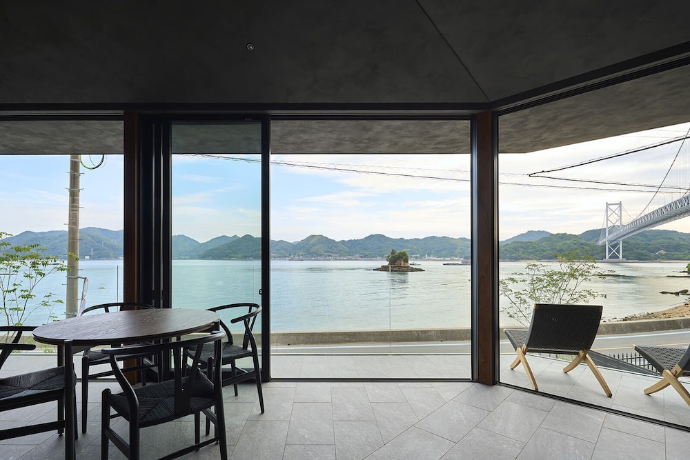 Deep Sea リビング エリア1 | Seaside Villa SEEN