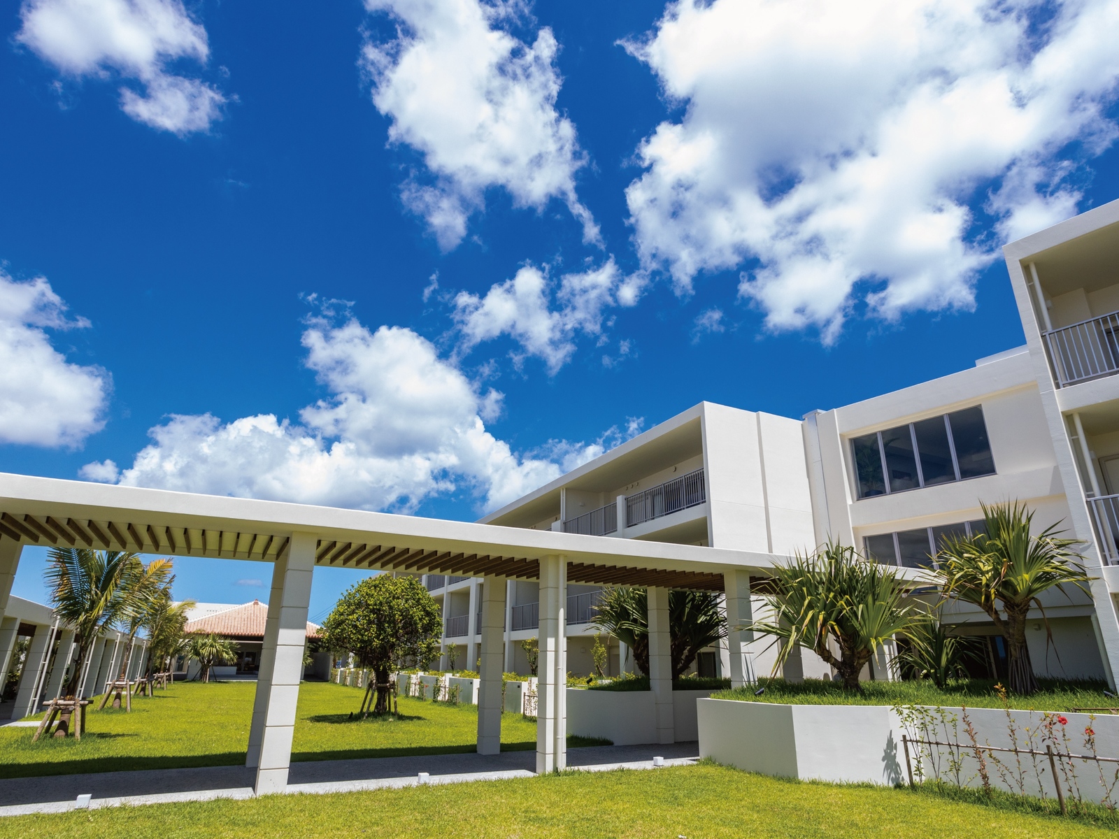 古宇利大橋を望む共用プールと全室キッチン完備の広々コンド(素泊まり) 古宇利大橋を望む共用プールと全室キッチン完備の広々コンド(素泊まり)