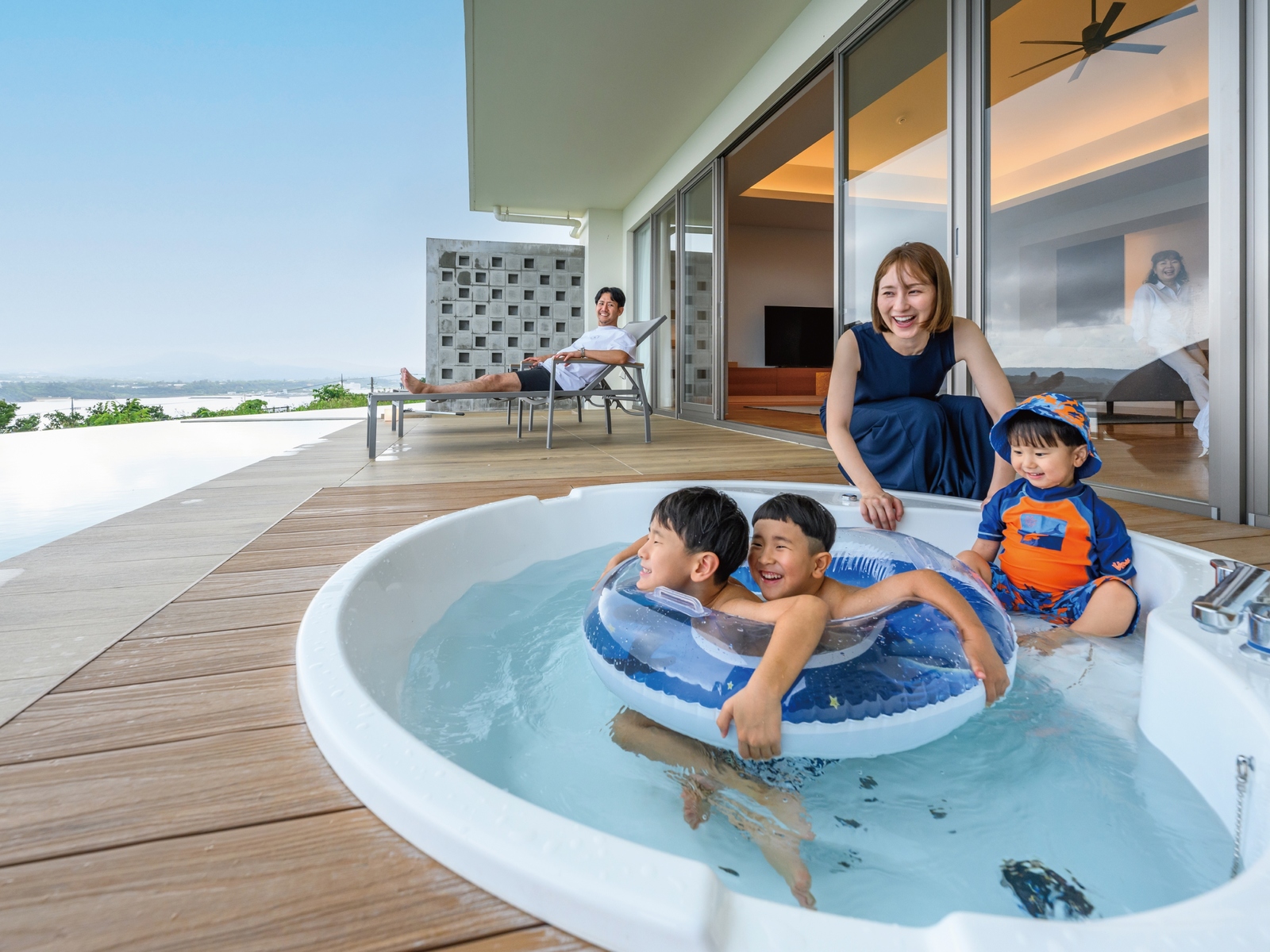 古宇利大橋を望むインフィニティプール付きヴィラで優雅な古宇利ステイ(素泊まり)