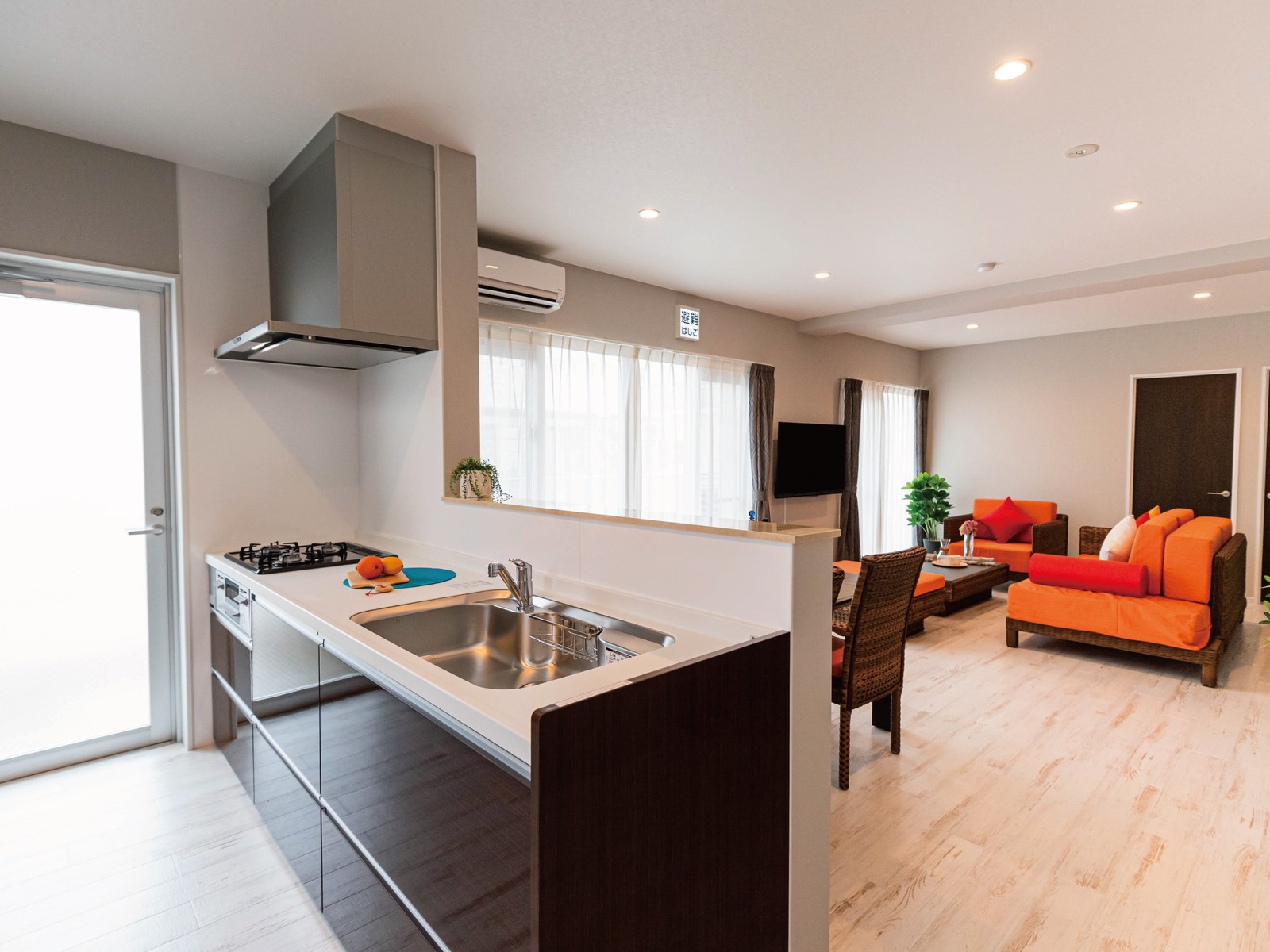 【11時アウト】国際通り近く！大人数で使えるキッチン完備広々コンドで快適那覇ステイ(素泊まり)