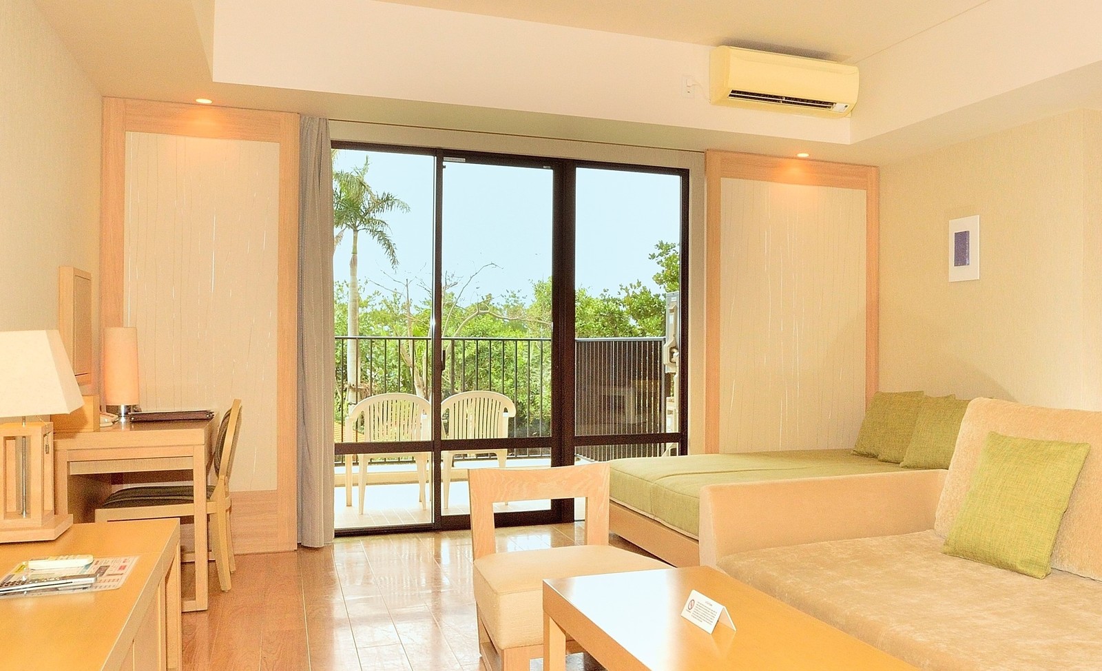 【禁煙】エグゼクティブスイート　【2階】　64平米 | ムーンオーシャン宜野湾 ホテル & レジデンス