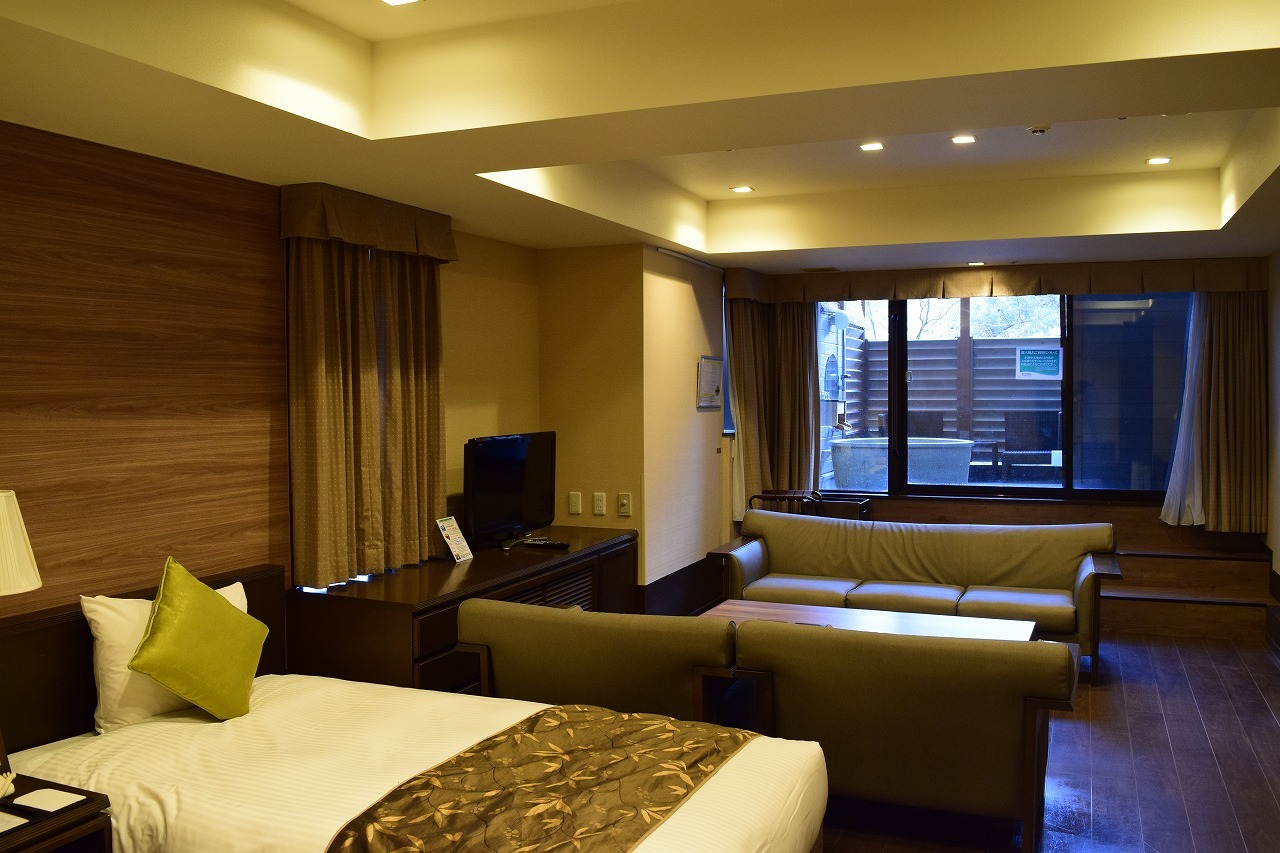 露天風呂付ドッグルーム（洋間2室 1～4名・81平米） | 軽井沢倶楽部 ホテル軽井沢 1130 / ヒューイットリゾート