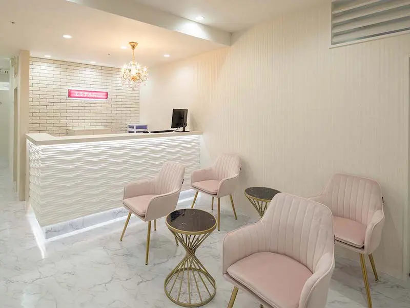 エミナルクリニック新宿西口院の受付と待合スペース