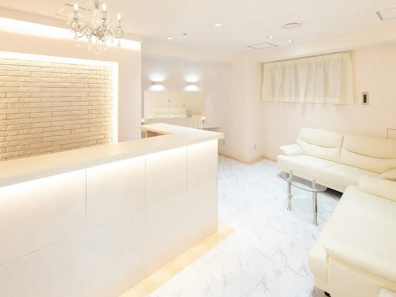 エミナルクリニック池袋院の受付と待合ソファ