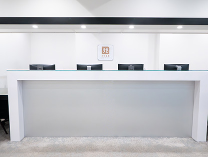 リゼクリニック新宿東口院の受付カウンター
