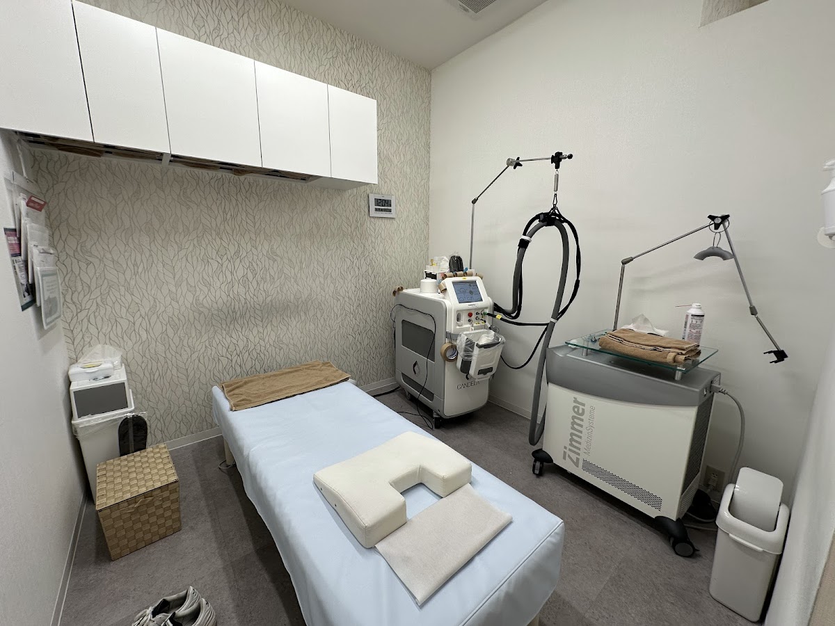 ビューティースキンクリニック新宿院の施術室と脱毛機器