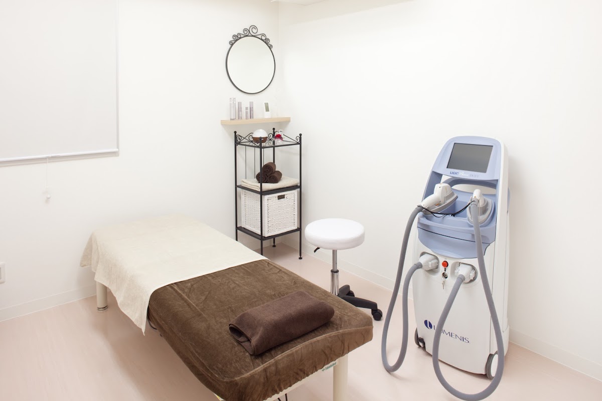 クレアクリニック新宿院の施術室と脱毛機器