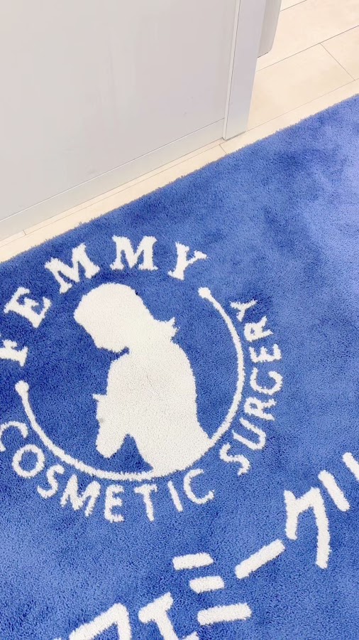 フェミークリニックのロゴ入りフロアマット