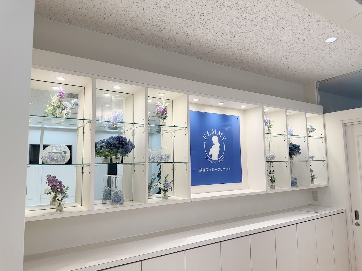 フェミークリニック銀座院の受付ディスプレイ