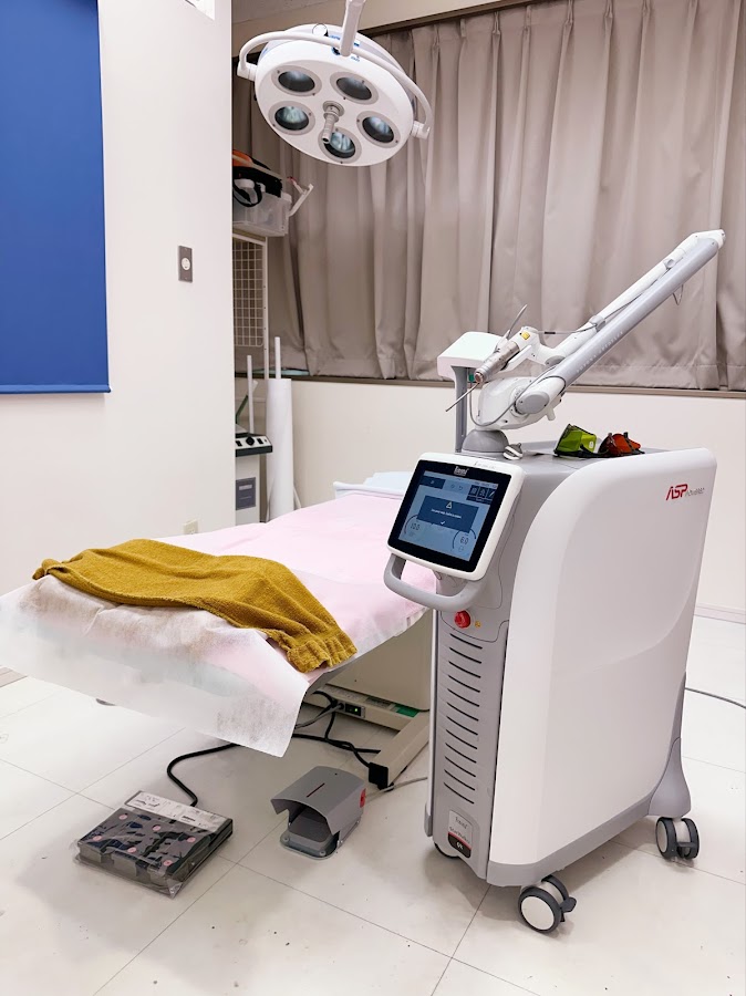 フェミークリニック銀座院の施術室と脱毛機器