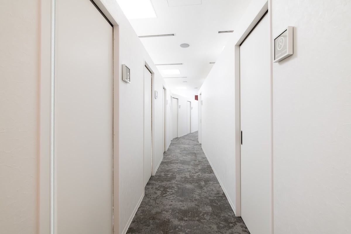 リアラクリニック新宿院の施術室への廊下