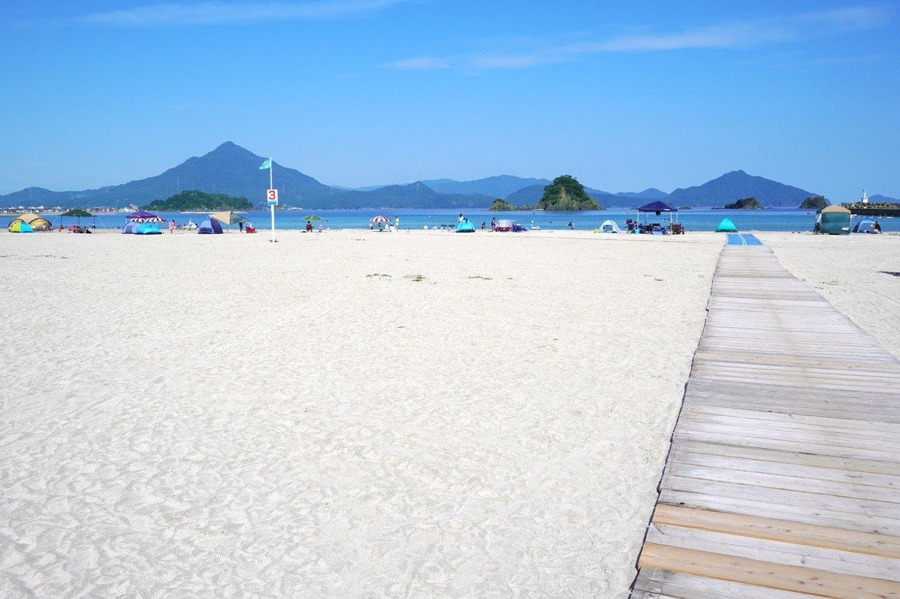白い砂浜が続く若狭和田ビーチ