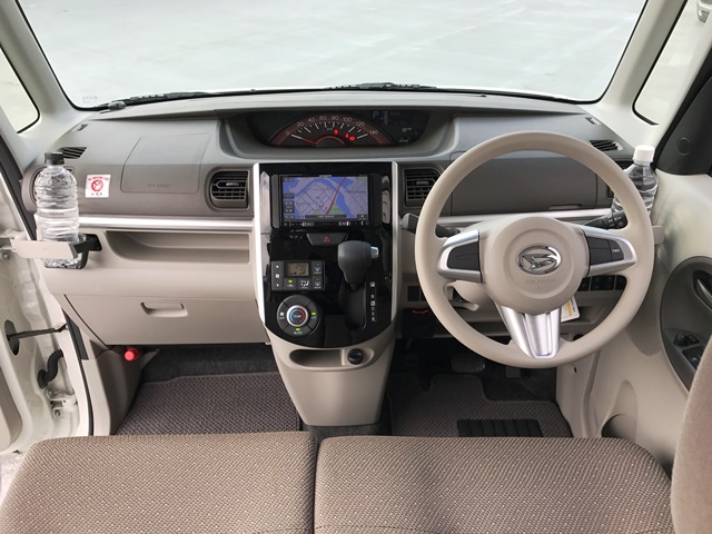 ▲視界も広々で運転のしやすいタントのインテリアデザイン！